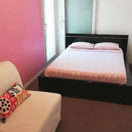 Joli Avec Jardin Et 2 Parkings Prives *